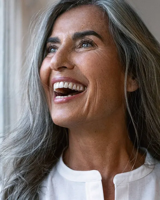 Mujer sonriente con la piel luminosa