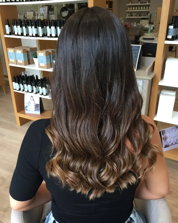 Balayage castaño natural en el salón