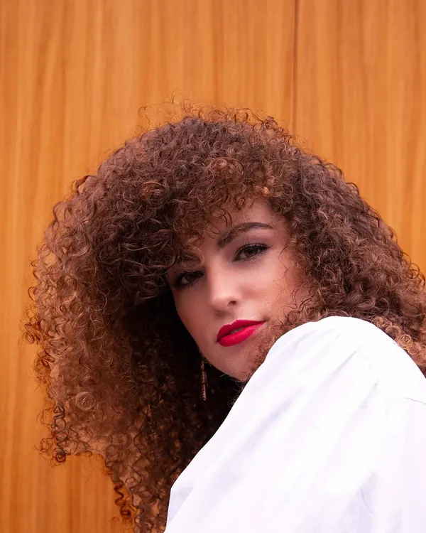 Melena rizada definida con el Método Curly