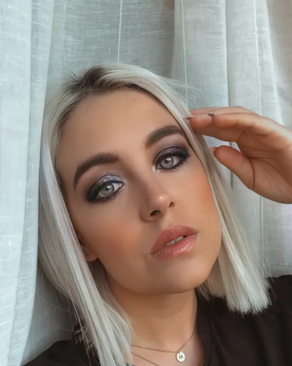 Maquillaje de ojos ahumado y piel luminosa