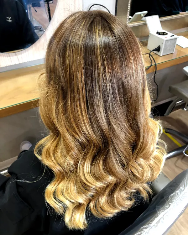 Mechas rubias luminosas sobre melena ondulada